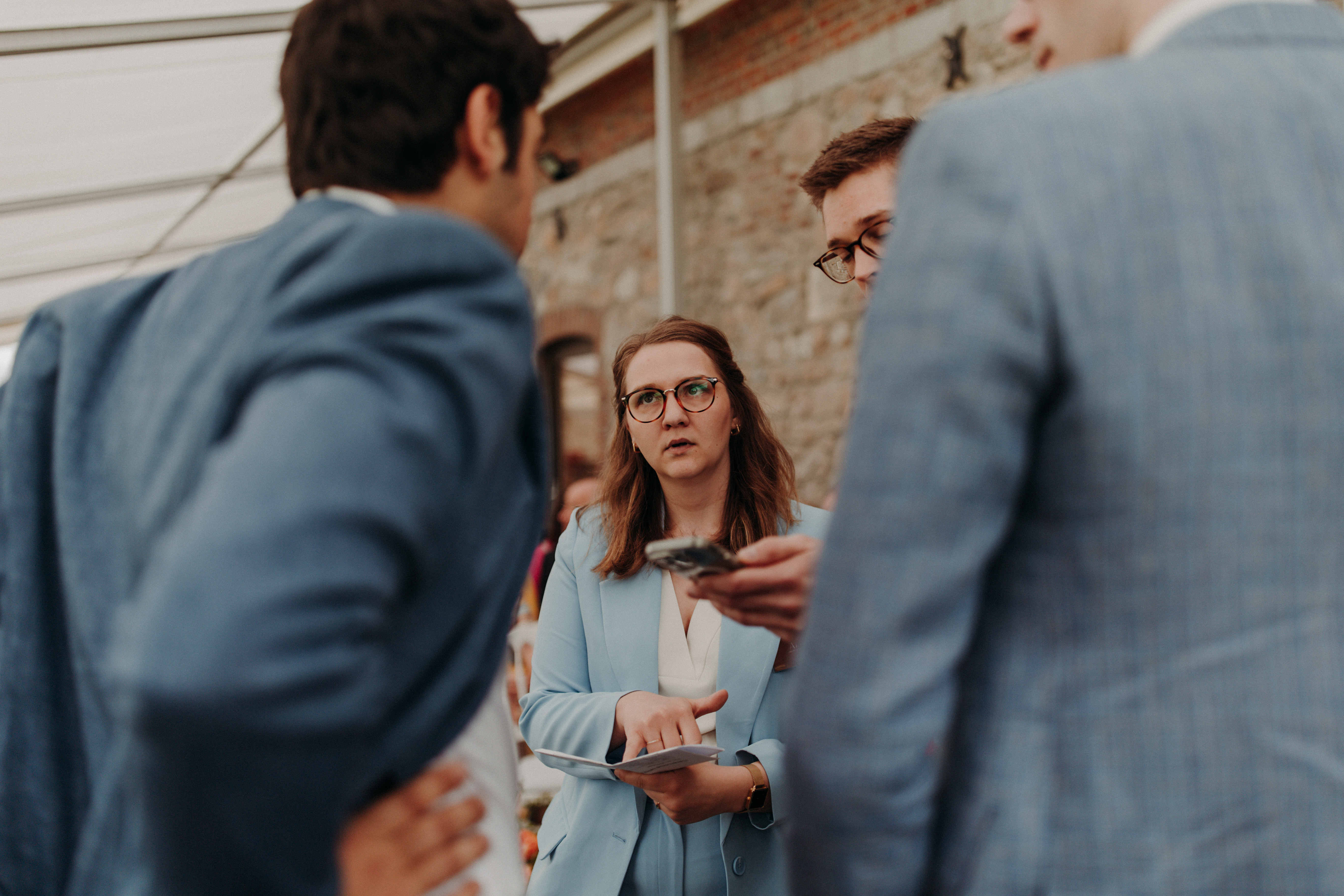 Line qui discute avec les témoins du mariage de C&F