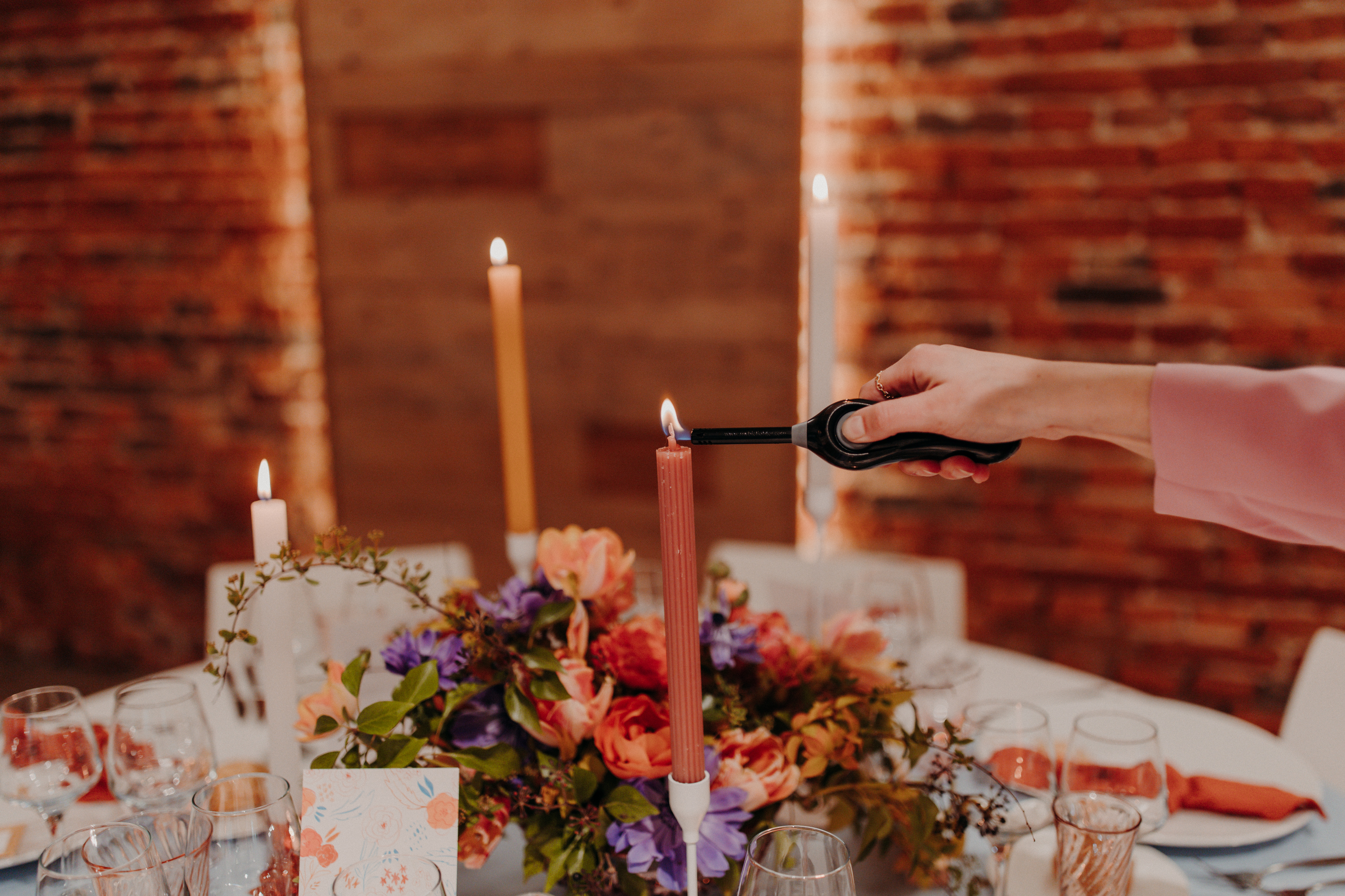 Table dressée décorée avec des fleurs des champs
