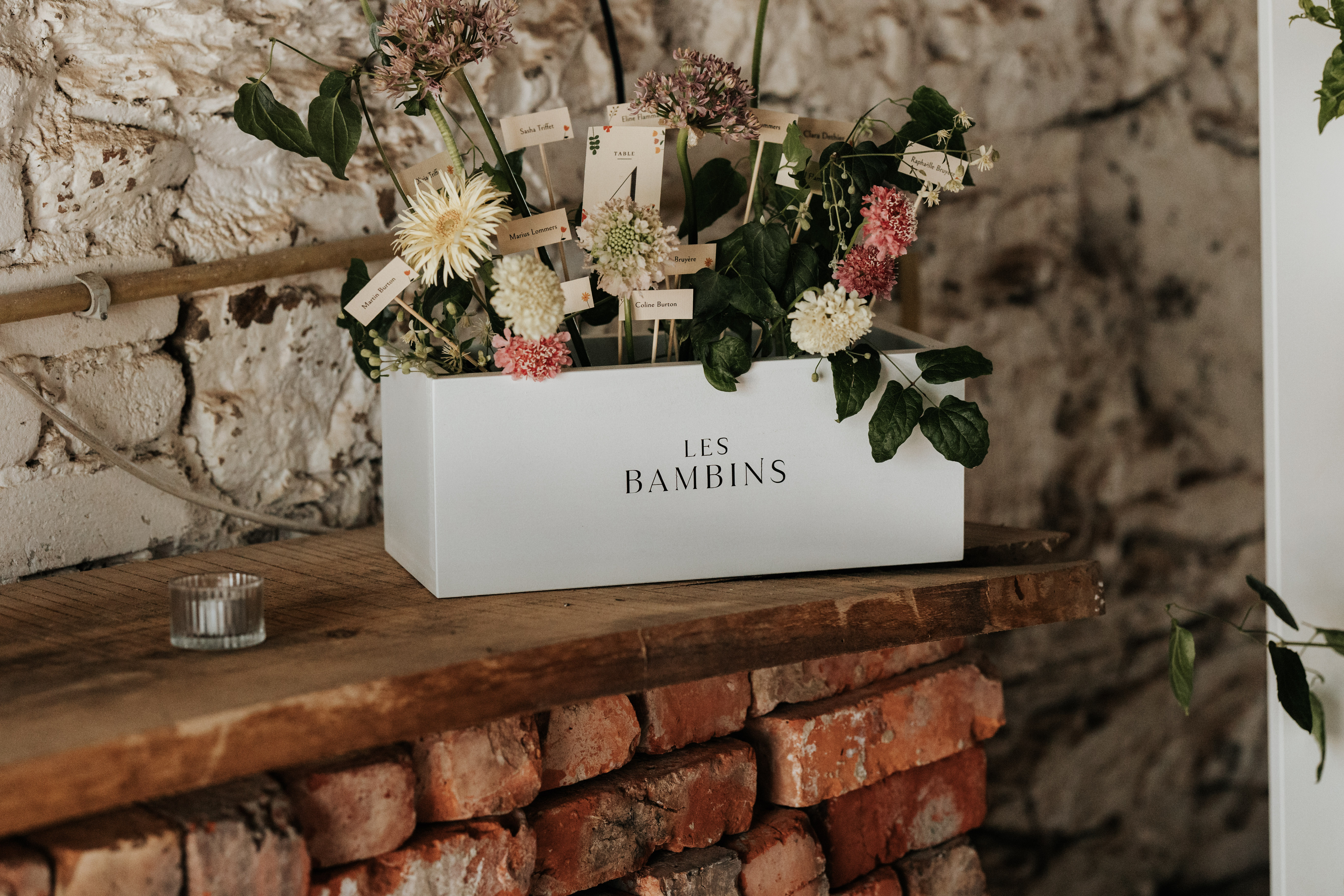Plan de table 'Les bambins' avec des fleurs fraîches