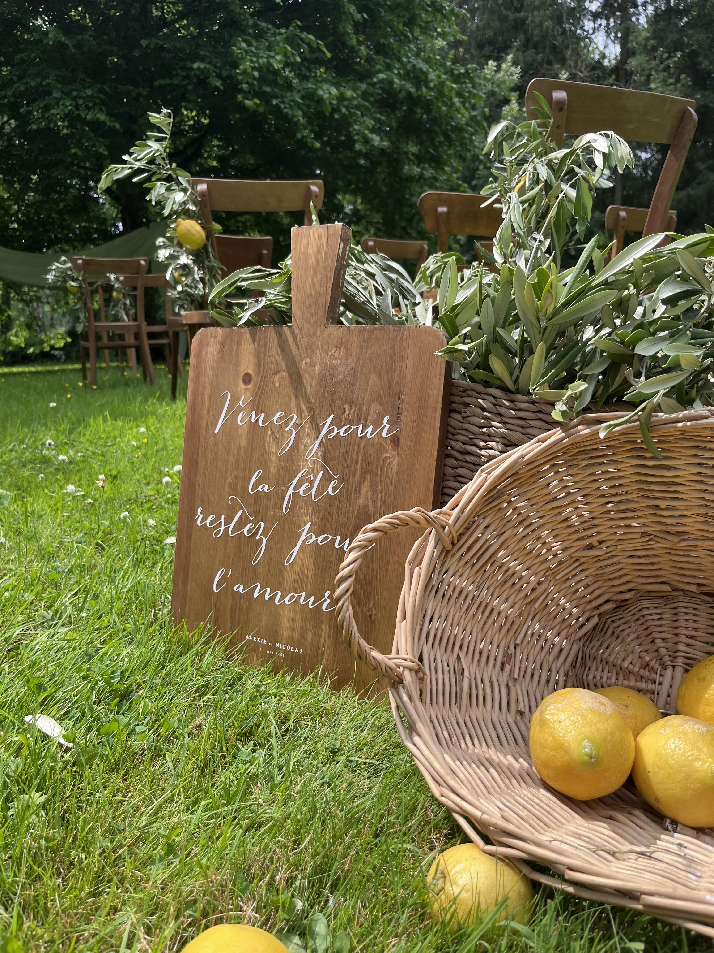 panneau d'accueil avec des fleurs et des citrons